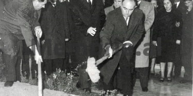 Historia e panjohur e dy vëllezërve Manço: Legjenda e minierës së Bulqizës, “Hero i Punës Socialiste” dhe deputet, u varros me nderime te Dëshmorët e Kombit, vëllai i vdiq në tortura…