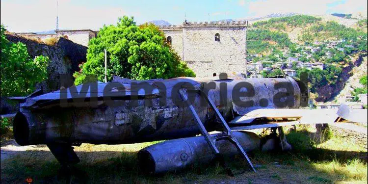 “Në vitin 1957, një pilot i NATO-s, me gradën e majorit, uli avionin e tij “T-33” në aeroportin e Rinasit”/ Dëshmia e ish-komandantit të Aviacionit…(fotot e rralla)