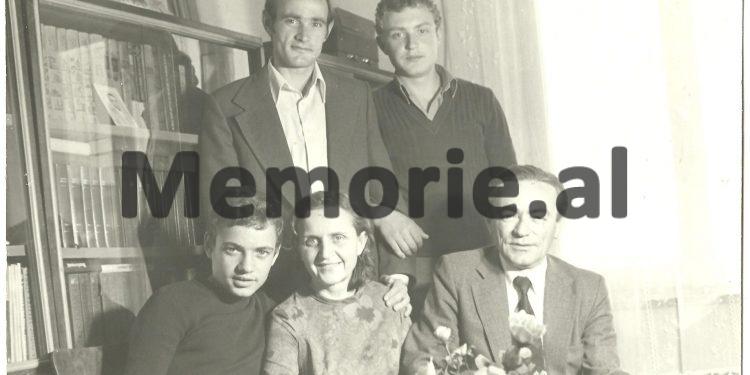 41 foto të panjohura të Tos Baxhakut/ Nga fëmijria, me prindërit e vëllezërit, shoqëria dhe kolegët gazetarë, udhëtimet nëpër Shqipëri, e takimet me miq e politikanë …