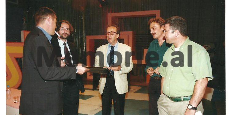 41 foto të panjohura të Tos Baxhakut/ Nga fëmijria, me prindërit e vëllezërit, shoqëria dhe kolegët gazetarë, udhëtimet nëpër Shqipëri, e takimet me miq e politikanë …