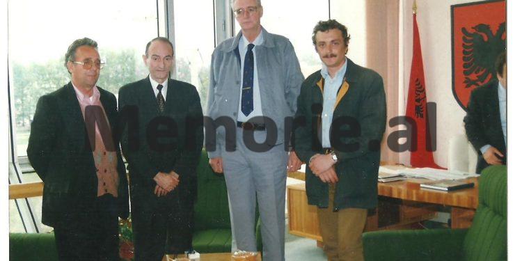 41 foto të panjohura të Tos Baxhakut/ Nga fëmijria, me prindërit e vëllezërit, shoqëria dhe kolegët gazetarë, udhëtimet nëpër Shqipëri, e takimet me miq e politikanë …