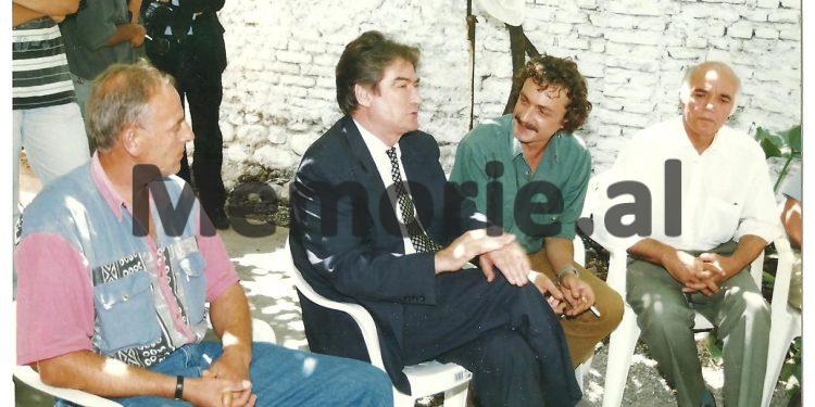 41 foto të panjohura të Tos Baxhakut/ Nga fëmijria, me prindërit e vëllezërit, shoqëria dhe kolegët gazetarë, udhëtimet nëpër Shqipëri, e takimet me miq e politikanë …