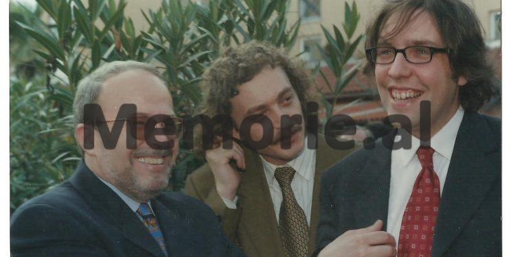 41 foto të panjohura të Tos Baxhakut/ Nga fëmijria, me prindërit e vëllezërit, shoqëria dhe kolegët gazetarë, udhëtimet nëpër Shqipëri, e takimet me miq e politikanë …