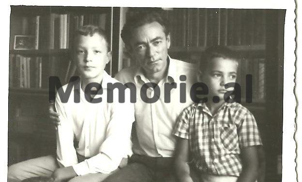 41 foto të panjohura të Tos Baxhakut/ Nga fëmijria, me prindërit e vëllezërit, shoqëria dhe kolegët gazetarë, udhëtimet nëpër Shqipëri, e takimet me miq e politikanë …