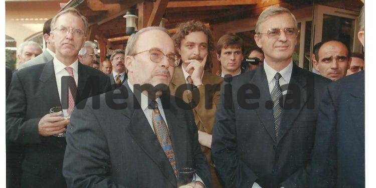 41 foto të panjohura të Tos Baxhakut/ Nga fëmijria, me prindërit e vëllezërit, shoqëria dhe kolegët gazetarë, udhëtimet nëpër Shqipëri, e takimet me miq e politikanë …