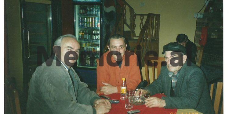 41 foto të panjohura të Tos Baxhakut/ Nga fëmijria, me prindërit e vëllezërit, shoqëria dhe kolegët gazetarë, udhëtimet nëpër Shqipëri, e takimet me miq e politikanë …