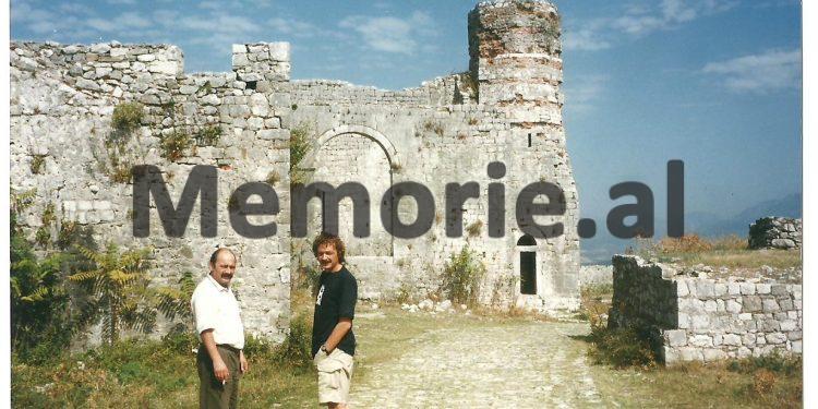 41 foto të panjohura të Tos Baxhakut/ Nga fëmijria, me prindërit e vëllezërit, shoqëria dhe kolegët gazetarë, udhëtimet nëpër Shqipëri, e takimet me miq e politikanë …