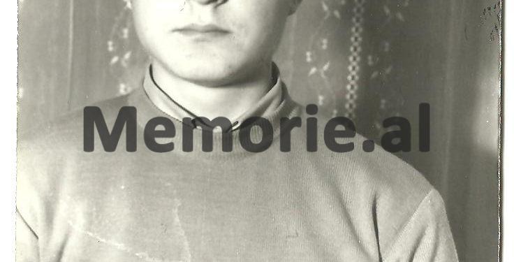 41 foto të panjohura të Tos Baxhakut/ Nga fëmijria, me prindërit e vëllezërit, shoqëria dhe kolegët gazetarë, udhëtimet nëpër Shqipëri, e takimet me miq e politikanë …