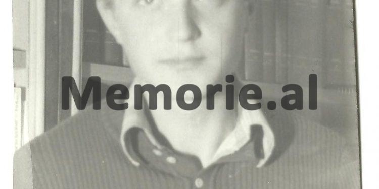 41 foto të panjohura të Tos Baxhakut/ Nga fëmijria, me prindërit e vëllezërit, shoqëria dhe kolegët gazetarë, udhëtimet nëpër Shqipëri, e takimet me miq e politikanë …