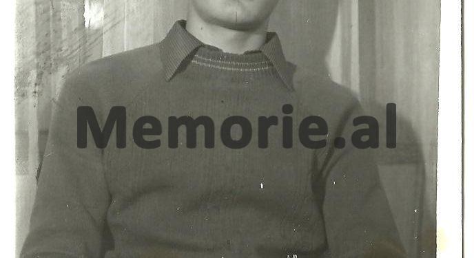 41 foto të panjohura të Tos Baxhakut/ Nga fëmijria, me prindërit e vëllezërit, shoqëria dhe kolegët gazetarë, udhëtimet nëpër Shqipëri, e takimet me miq e politikanë …