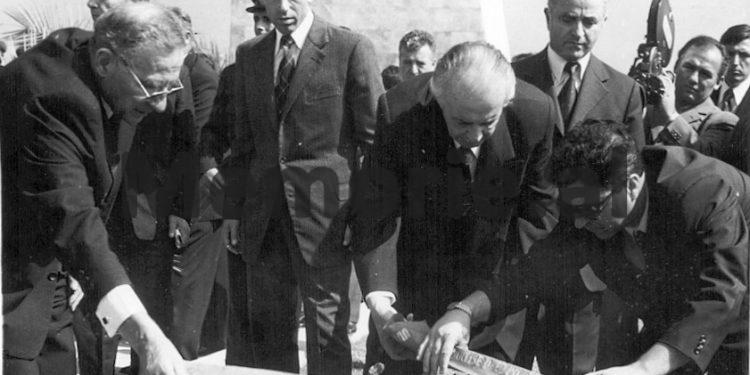 Fotot e panjohura të ceremonisë së varrimit të Hysni Kapos/ Nga çarteri në Rinas ku truproja e nderit nxjerr trupin e tij, Enveri në “Benz”-in e zi me targë TR 28-62, që iu prin autokolonës së Byrosë Poltike, te homazhet në Kuvendin Popullor dhe varrimi te “Dëshmorët e Kombit”,…