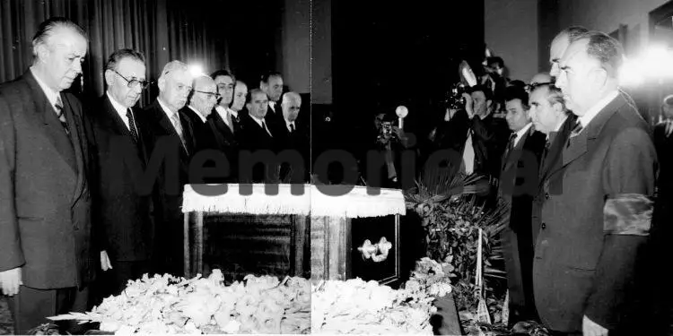 Fotot e panjohura të ceremonisë së varrimit të Hysni Kapos/ Nga çarteri në Rinas ku truproja e nderit nxjerr trupin e tij, Enveri në “Benz”-in e zi me targë TR 28-62, që iu prin autokolonës së Byrosë Poltike, te homazhet në Kuvendin Popullor dhe varrimi te “Dëshmorët e Kombit”,…
