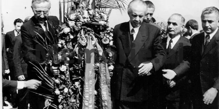 Fotot e panjohura të ceremonisë së varrimit të Hysni Kapos/ Nga çarteri në Rinas ku truproja e nderit nxjerr trupin e tij, Enveri në “Benz”-in e zi me targë TR 28-62, që iu prin autokolonës së Byrosë Poltike, te homazhet në Kuvendin Popullor dhe varrimi te “Dëshmorët e Kombit”,…