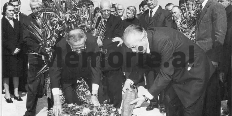 Fotot e panjohura të ceremonisë së varrimit të Hysni Kapos/ Nga çarteri në Rinas ku truproja e nderit nxjerr trupin e tij, Enveri në “Benz”-in e zi me targë TR 28-62, që iu prin autokolonës së Byrosë Poltike, te homazhet në Kuvendin Popullor dhe varrimi te “Dëshmorët e Kombit”,…