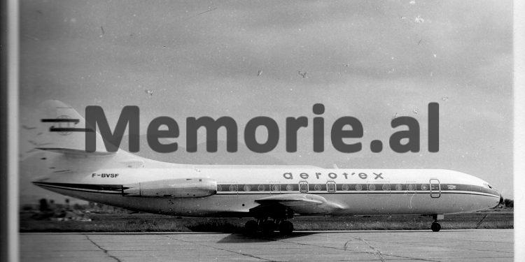 Fotot e panjohura të ceremonisë së varrimit të Hysni Kapos/ Nga çarteri në Rinas ku truproja e nderit nxjerr trupin e tij, Enveri në “Benz”-in e zi me targë TR 28-62, që iu prin autokolonës së Byrosë Poltike, te homazhet në Kuvendin Popullor dhe varrimi te “Dëshmorët e Kombit”,…