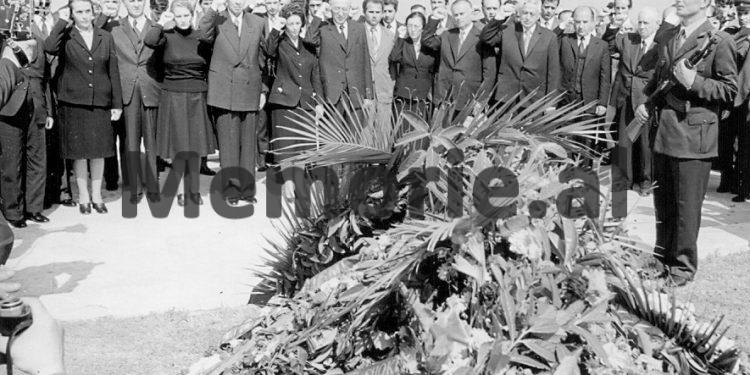 Fotot e panjohura të ceremonisë së varrimit të Hysni Kapos/ Nga çarteri në Rinas ku truproja e nderit nxjerr trupin e tij, Enveri në “Benz”-in e zi me targë TR 28-62, që iu prin autokolonës së Byrosë Poltike, te homazhet në Kuvendin Popullor dhe varrimi te “Dëshmorët e Kombit”,…