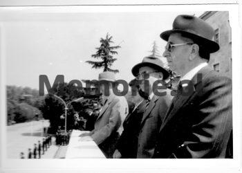 Fotot e panjohura të ceremonisë së varrimit të Hysni Kapos/ Nga çarteri në Rinas ku truproja e nderit nxjerr trupin e tij, Enveri në “Benz”-in e zi me targë TR 28-62, që iu prin autokolonës së Byrosë Poltike, te homazhet në Kuvendin Popullor dhe varrimi te “Dëshmorët e Kombit”,…