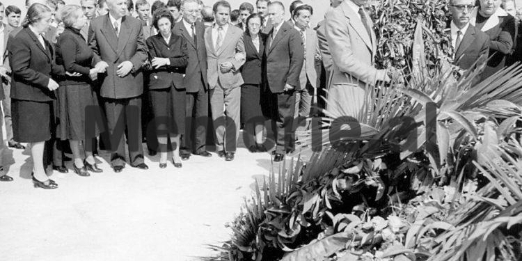 Fotot e panjohura të ceremonisë së varrimit të Hysni Kapos/ Nga çarteri në Rinas ku truproja e nderit nxjerr trupin e tij, Enveri në “Benz”-in e zi me targë TR 28-62, që iu prin autokolonës së Byrosë Poltike, te homazhet në Kuvendin Popullor dhe varrimi te “Dëshmorët e Kombit”,…