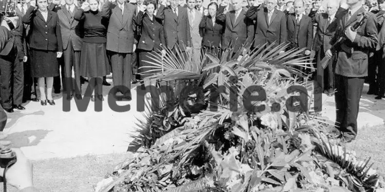 Fotot e panjohura të ceremonisë së varrimit të Hysni Kapos/ Nga çarteri në Rinas ku truproja e nderit nxjerr trupin e tij, Enveri në “Benz”-in e zi me targë TR 28-62, që iu prin autokolonës së Byrosë Poltike, te homazhet në Kuvendin Popullor dhe varrimi te “Dëshmorët e Kombit”,…