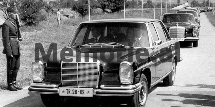 Fotot e panjohura të ceremonisë së varrimit të Hysni Kapos/ Nga çarteri në Rinas ku truproja e nderit nxjerr trupin e tij, Enveri në “Benz”-in e zi me targë TR 28-62, që iu prin autokolonës së Byrosë Poltike, te homazhet në Kuvendin Popullor dhe varrimi te “Dëshmorët e Kombit”,…