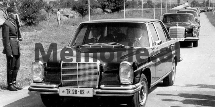 Fotot e panjohura të ceremonisë së varrimit të Hysni Kapos/ Nga çarteri në Rinas ku truproja e nderit nxjerr trupin e tij, Enveri në “Benz”-in e zi me targë TR 28-62, që iu prin autokolonës së Byrosë Poltike, te homazhet në Kuvendin Popullor dhe varrimi te “Dëshmorët e Kombit”,…