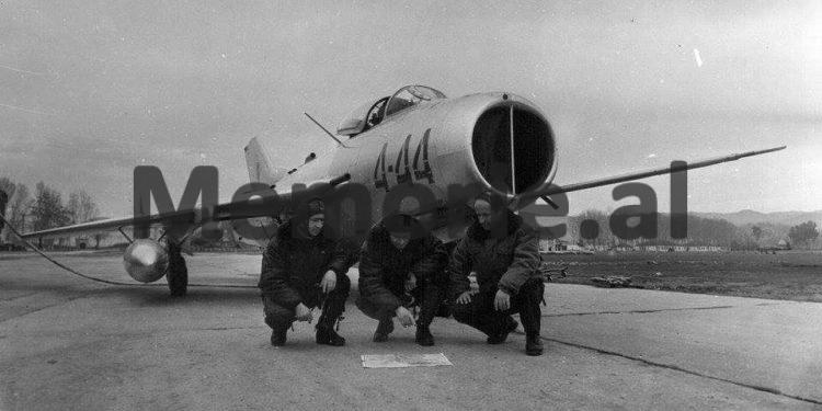 “Jovan Kacorri nga Boboshtica donte të bënte ‘turjele’ në ajër, por avionit i’u fik motorri dhe u ngul në tokë …”/ Dëshmia e ish-pilotit për tre avionët që u rrëzuan në Laprakë, Seman dhe Vlorë