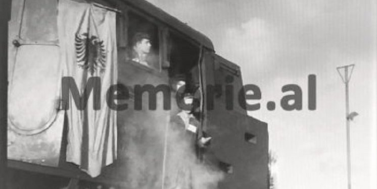 Foto të rralla nga Tirona e komunizmit/ Nga Sheshi “Skënderbej”, Bulevardi “Dëshmorët e Kombit” e Ministritë, “21 Dhjetori”, “Zogu i Zi”, Lana, Kinema “Partizani”, “Pazari ”, këndi sportiv me ringun e boksit, etj.