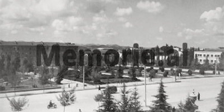 Foto të rralla nga Tirona e komunizmit/ Nga Sheshi “Skënderbej”, Bulevardi “Dëshmorët e Kombit” e Ministritë, “21 Dhjetori”, “Zogu i Zi”, Lana, Kinema “Partizani”, “Pazari ”, këndi sportiv me ringun e boksit, etj.