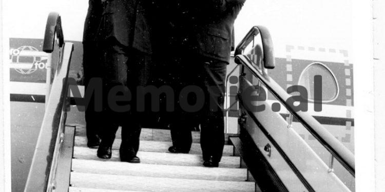 Fotot e panjohura të ceremonisë së varrimit të Hysni Kapos/ Nga çarteri në Rinas ku truproja e nderit nxjerr trupin e tij, Enveri në “Benz”-in e zi me targë TR 28-62, që iu prin autokolonës së Byrosë Poltike, te homazhet në Kuvendin Popullor dhe varrimi te “Dëshmorët e Kombit”,…