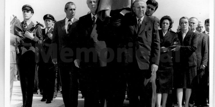 Fotot e panjohura të ceremonisë së varrimit të Hysni Kapos/ Nga çarteri në Rinas ku truproja e nderit nxjerr trupin e tij, Enveri në “Benz”-in e zi me targë TR 28-62, që iu prin autokolonës së Byrosë Poltike, te homazhet në Kuvendin Popullor dhe varrimi te “Dëshmorët e Kombit”,…