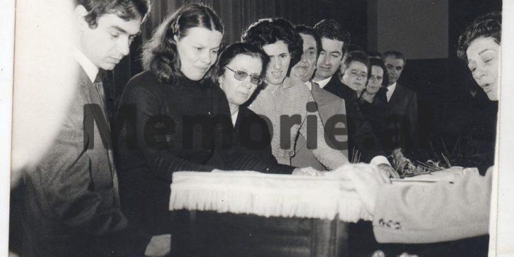 Fotot e panjohura të ceremonisë së varrimit të Hysni Kapos/ Nga çarteri në Rinas ku truproja e nderit nxjerr trupin e tij, Enveri në “Benz”-in e zi me targë TR 28-62, që iu prin autokolonës së Byrosë Poltike, te homazhet në Kuvendin Popullor dhe varrimi te “Dëshmorët e Kombit”,…