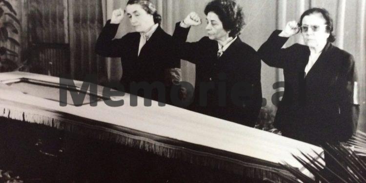 Fotot e panjohura të ceremonisë së varrimit të Hysni Kapos/ Nga çarteri në Rinas ku truproja e nderit nxjerr trupin e tij, Enveri në “Benz”-in e zi me targë TR 28-62, që iu prin autokolonës së Byrosë Poltike, te homazhet në Kuvendin Popullor dhe varrimi te “Dëshmorët e Kombit”,…