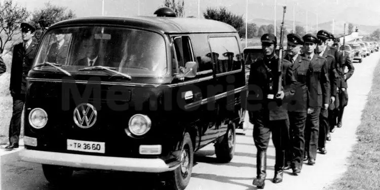 Fotot e panjohura të ceremonisë së varrimit të Hysni Kapos/ Nga çarteri në Rinas ku truproja e nderit nxjerr trupin e tij, Enveri në “Benz”-in e zi me targë TR 28-62, që iu prin autokolonës së Byrosë Poltike, te homazhet në Kuvendin Popullor dhe varrimi te “Dëshmorët e Kombit”,…