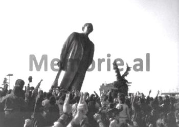Foto të panjohura të 20 shkurtit 1991/ Nga protesta e qyteti “Studenti”, te tanket në Bulevard  dhe përleshjet me policinë te Sheshi “Skënderbej” duke rrëzuar monumentin e diktatorit