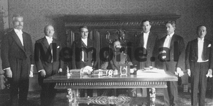 “Babai im, ish-nënprefekti i Stambollit dhe ministër në disa kabinete të Zogut, u internua nga italianët dhe u burgos nga komunistët”. Historia e panjohur e Abdurrahman Dibrës, rrëfen i biri