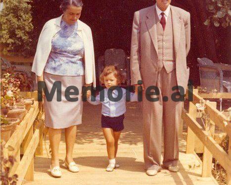 Zbulohen dokumentet arkivore/ Testamenti pasuror që i erdhi Enver Hoxhës në ’81-in dhe si ja mbajti të fshehur Nexhmija, e cila në ’85-ën, pas vdekjes së tij, shkoi në….