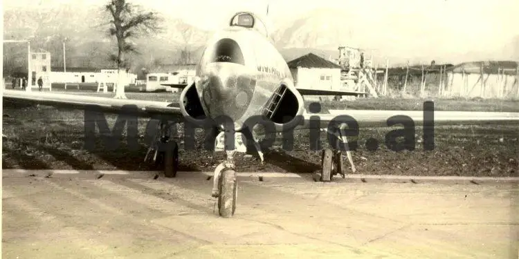 “Në vitin 1957, një pilot i NATO-s, me gradën e majorit, uli avionin e tij “T-33” në aeroportin e Rinasit”/ Dëshmia e ish-komandantit të Aviacionit…(fotot e rralla)