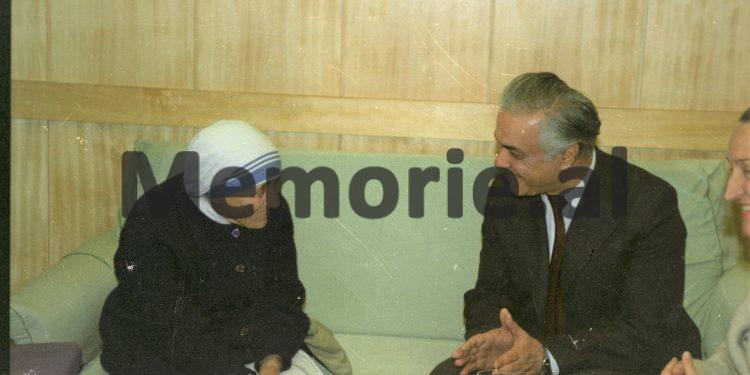 Foto të pa publikuara të Nënë Terezës / Nga takimet me Ramizin, Nexhmijen e Llambi Gegpriftin, te shtëpia e prindërve, Kryegjyshata Bektashiane dhe kopshtet e fëmijve