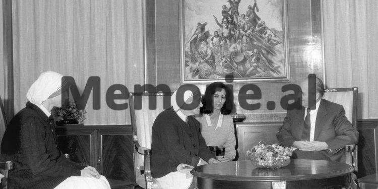 Foto të pa publikuara të Nënë Terezës / Nga takimet me Ramizin, Nexhmijen e Llambi Gegpriftin, te shtëpia e prindërve, Kryegjyshata Bektashiane dhe kopshtet e fëmijve