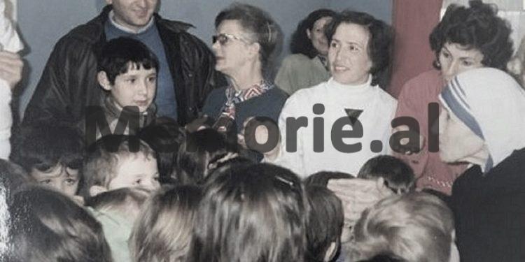 Foto të pa publikuara të Nënë Terezës / Nga takimet me Ramizin, Nexhmijen e Llambi Gegpriftin, te shtëpia e prindërve, Kryegjyshata Bektashiane dhe kopshtet e fëmijve