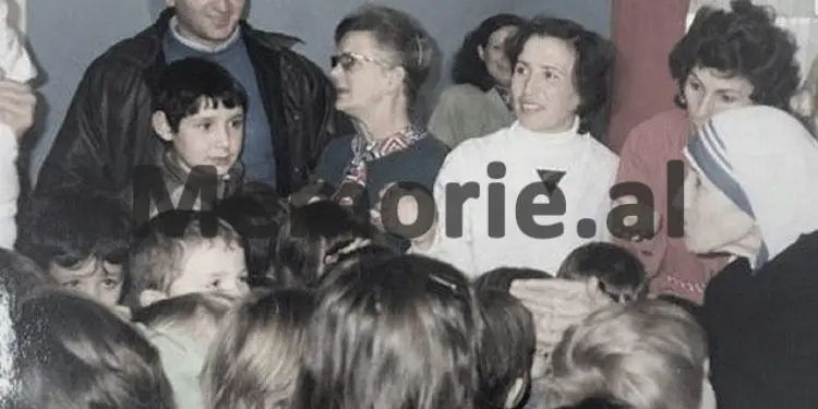 Foto të pa publikuara të Nënë Terezës / Nga takimet me Ramizin, Nexhmijen e Llambi Gegpriftin, te shtëpia e prindërve, Kryegjyshata Bektashiane dhe kopshtet e fëmijve