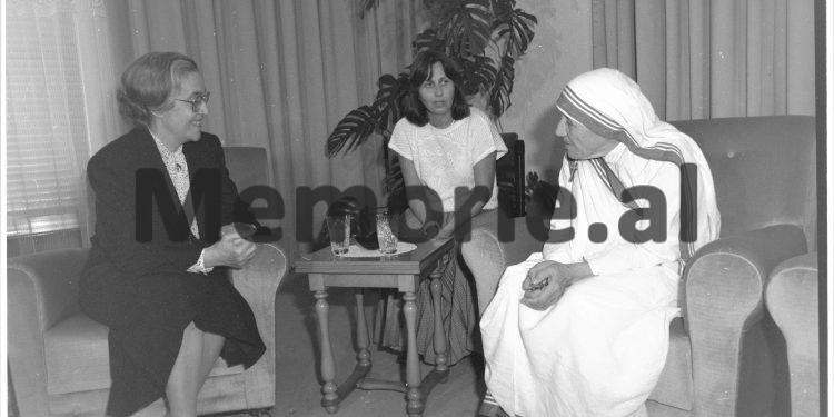 Foto të pa publikuara të Nënë Terezës / Nga takimet me Ramizin, Nexhmijen e Llambi Gegpriftin, te shtëpia e prindërve, Kryegjyshata Bektashiane dhe kopshtet e fëmijve