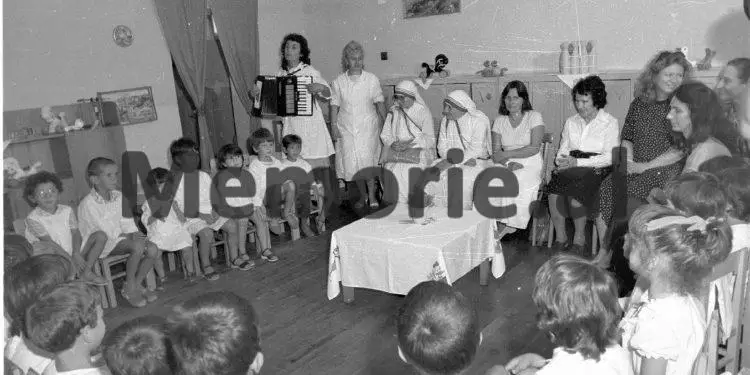 Foto të pa publikuara të Nënë Terezës / Nga takimet me Ramizin, Nexhmijen e Llambi Gegpriftin, te shtëpia e prindërve, Kryegjyshata Bektashiane dhe kopshtet e fëmijve