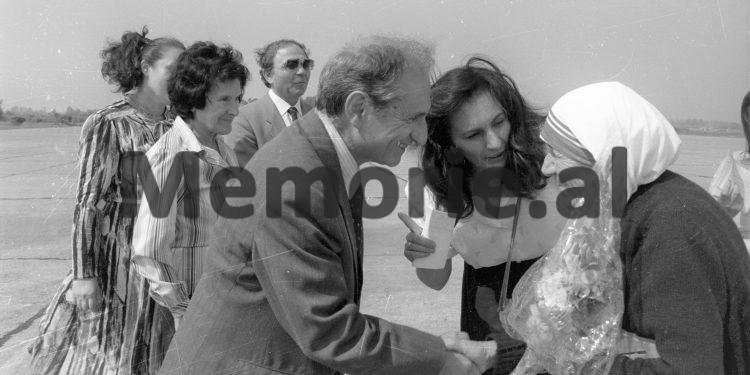 Foto të pa publikuara të Nënë Terezës / Nga takimet me Ramizin, Nexhmijen e Llambi Gegpriftin, te shtëpia e prindërve, Kryegjyshata Bektashiane dhe kopshtet e fëmijve