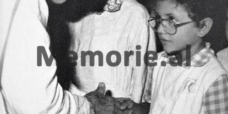 Foto të pa publikuara të Nënë Terezës / Nga takimet me Ramizin, Nexhmijen e Llambi Gegpriftin, te shtëpia e prindërve, Kryegjyshata Bektashiane dhe kopshtet e fëmijve