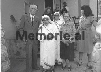 Foto të pa publikuara të Nënë Terezës / Nga takimet me Ramizin, Nexhmijen e Llambi Gegpriftin, te shtëpia e prindërve, Kryegjyshata Bektashiane dhe kopshtet e fëmijve