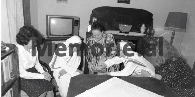 Foto të pa publikuara të Nënë Terezës / Nga takimet me Ramizin, Nexhmijen e Llambi Gegpriftin, te shtëpia e prindërve, Kryegjyshata Bektashiane dhe kopshtet e fëmijve