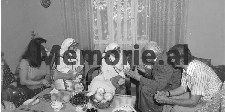 Foto të pa publikuara të Nënë Terezës / Nga takimet me Ramizin, Nexhmijen e Llambi Gegpriftin, te shtëpia e prindërve, Kryegjyshata Bektashiane dhe kopshtet e fëmijve