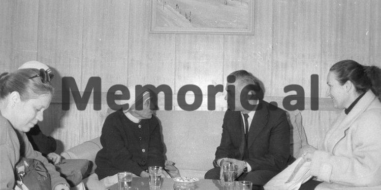 Foto të pa publikuara të Nënë Terezës / Nga takimet me Ramizin, Nexhmijen e Llambi Gegpriftin, te shtëpia e prindërve, Kryegjyshata Bektashiane dhe kopshtet e fëmijve