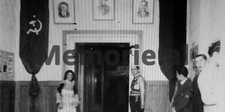 “Zemrat tona janë në ankth dhe vuajnë, pse vuan ati ynë i shtrenjtë, shpëtimtari i njerëzimit,…”/ Fotot e panjohura të ceremonive në Tiranë për vdekjen e Stalinit